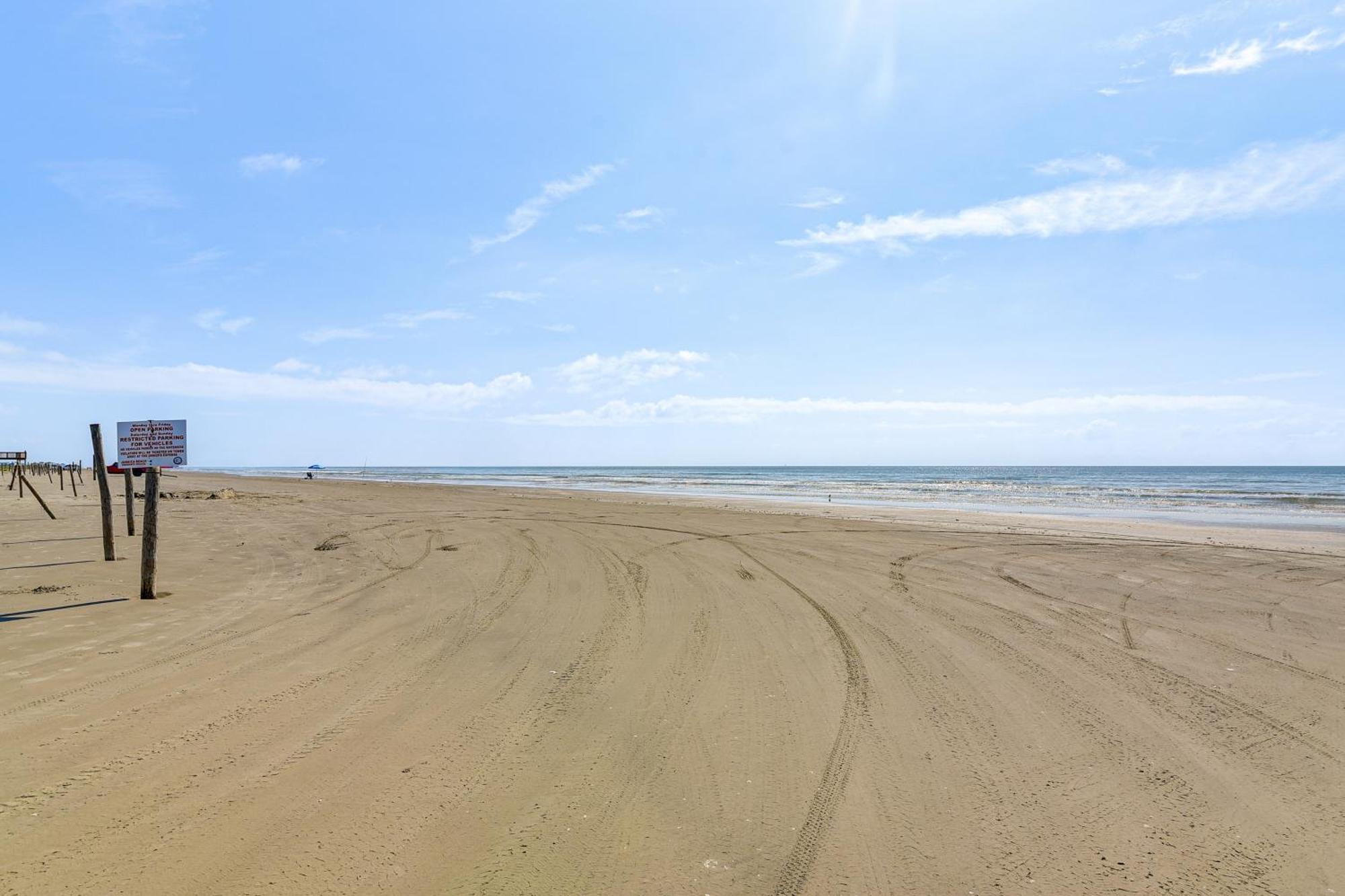 Walk To Beach Galveston Home With Golf Cart! Exterior photo